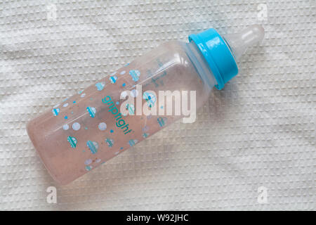 Dirty verwendet Griptight baby Flasche, Flasche Baby's, Flasche für Babys auf Baby Bettwäsche - unhygienisch, Keime Stockfoto