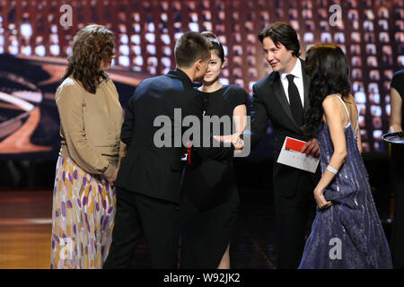 Kanadische Schauspieler und Regisseur Keanu Reeves, zweite rechts, schüttelt Hände mit russischen Regisseur und Schauspieler Juri Bykow, zweite Straße links, nach Yuri Bykov receved Stockfoto