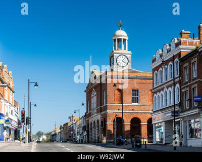 Bridport, Dorset, Großbritannien - 21 April, 2019: Frühling Sonne scheint auf georgischen Bridport das Rathaus und die Geschäfte der East Street. Stockfoto