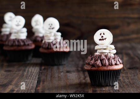 Kreative Konzept der Skelett aus weißer Schokolade Brezeln und Marshmallows über eine dunkle Schokolade Kuchen gemacht. Selektiver Fokus auf einem Vor mit b Stockfoto