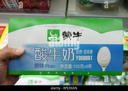 ---- Ein chinesischer Kunde kauft Mengniu Joghurt im Supermarkt in Shanghai, China, 21. Mai 2013. China obere Milchproduzent China Mengniu Dairy Co Lt Stockfoto