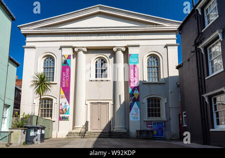 Bridport, England, Großbritannien - 21 April, 2019: Sonne scheint auf die bridport Arts Center Gebäude in Dorset. Stockfoto