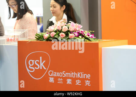 ---- Clerks Arbeiten am Stand von GlaxoSmithKline (GSK) während einer Ausstellung in Shanghai, China, 7. Mai 2013. Die chinesische Polizei festgenommen Mitarbeiter Stockfoto