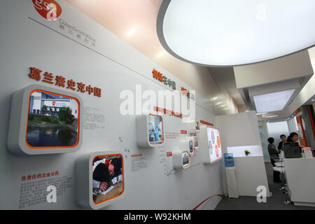 ---- Leute besuchen Sie den Stand von GlaxoSmithKline (GSK) während einer Ausstellung in Shanghai, China, 7. Mai 2013. Die chinesische Polizei festgenommen Mitarbeiter Stockfoto