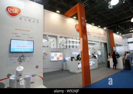 ---- Leute besuchen Sie den Stand von GlaxoSmithKline (GSK) während einer Ausstellung in Shanghai, China, 8. Mai 2013. Die Verhandlungen zwischen der Stockfoto