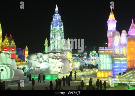 Bunte Eisskulpturen sind während der 29. Internationalen Eis und Schnee Festival in der Stadt Harbin, Provinz Heilongjiang im Nordosten Chinas, 5 Jan Stockfoto