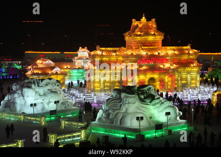 Bunte Eisskulpturen sind während der 29. Internationalen Eis und Schnee Festival in der Stadt Harbin, Provinz Heilongjiang im Nordosten Chinas, 5 Jan Stockfoto