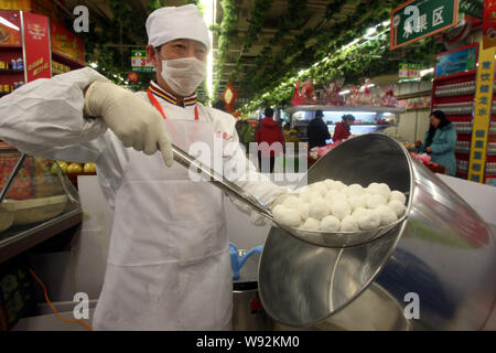 Ein chinesischer Arbeiter macht Klebreis knödel, auch bekannt als Yuanxiao, Yuan Xiao oder Tang Yuan, für die bevorstehende Laternenfest, auch als Yuan bekannt Stockfoto