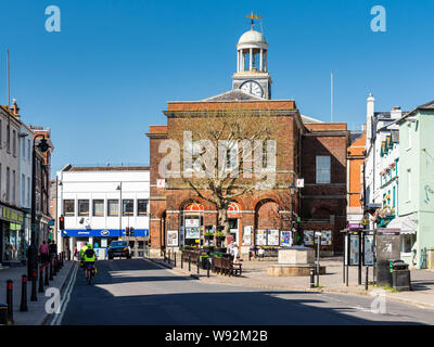 Bridport, England, Großbritannien - 21 April, 2019: Sonne scheint auf die Georgische Rathaus von Bridport in Dorset. Stockfoto