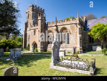 Bridport, Dorset, Großbritannien - 21 April, 2019: Frühling Sonne scheint auf den Turm und Friedhof von loders Kirche in Dorset. Stockfoto