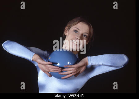 Regina WEBER, Deutschland, Deutschland, Deutschland, rhythmische Gymnastik, Aktion mit Kugel, posierend, Pose, Fotostudio, Portrait, Portrait, Portrait, 7/8-Einzelbild, einziges Motiv, Regina Weber-Sane ist die Mutter der footballer Leroy Sane, 10.10. 1983 | Verwendung weltweit Stockfoto