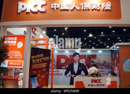 ---- Leute am Stand der PICC (Peoples Insurance Company von China) in Zhengzhou besuchen, Zentrale China Provinz Henan, 19. Mai 2013. Die beitragseinnahmen Stockfoto