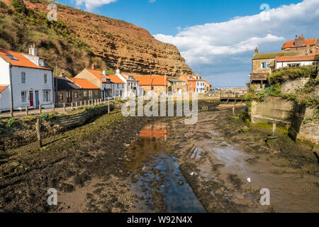 06/08/2019 Staithes, North Yorkshire, uk Staithes ist ein Dorf am Meer in der Scarborough Borough von North Yorkshire, England. Easington und Roxby Bec Stockfoto