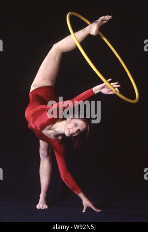 Regina WEBER, Deutschland, Deutschland, Deutschland, rhythmische Gymnastik, Aktion mit der Hoop, posierend, Pose, Fotostudio, Portrait, Portrait, Portrait, 7/8-Einzelbild, einziges Motiv, Regina Weber-Sane ist die Mutter des Fußballers Leroy Sane, 10.10. 1983 | Verwendung weltweit Stockfoto