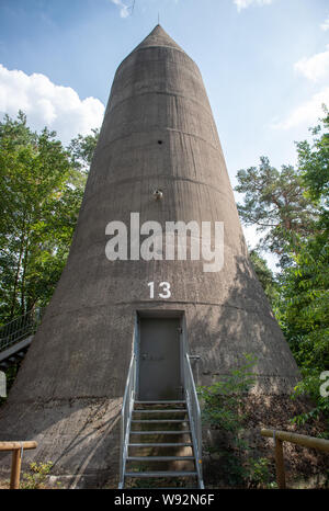 Zossen, Deutschland. 06 Aug, 2019. Eine hohe Bunker der Winkel Typ ist in der heutigen Wünsdorf-Waldstadt Wohngebiet. Der Bunker Stadt Wünsdorf, etwa 40 Kilometer von Berlin entfernt, ist einer der wichtigsten Standorte in der Geschichte des nationalsozialistischen Deutschland. Credit: Monika Skolimowska/dpa-Zentralbild/ZB/dpa/Alamy leben Nachrichten Stockfoto