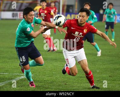 Gao Lin China Guangzhou Evergrande, rechts, Herausforderungen Ryota Moriwaki Japans der Urawa Red Diamonds während ihrer Gruppe F First Round Match des AF Stockfoto