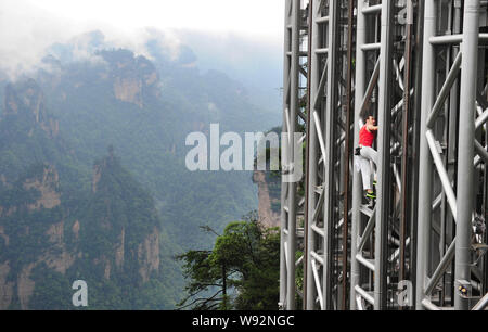 Französische Kletterer Jean-Michel Casanova klettert den Bailong Lift, auch als die hundert Drachen Aufzug, in Niagara-on-the-Lake Scenic Spot in zentralen Chi bekannt Stockfoto