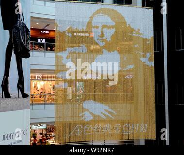 Eine goldene Porträt der Mona Lisa, die aus mehr als 100.000 Ferrero Rocher Schokolade Kugeln ist im Grand Gateway Shopping Mall in Shanghai, China, hing. Stockfoto