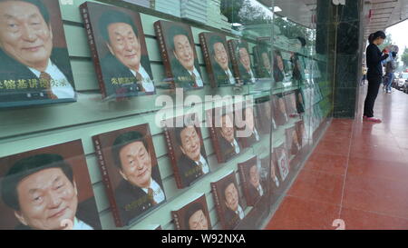 ---- Kopien des Buches, Zhu Rongji Rede aufnehmen, sind an einer Buchhandlung in XiAn, Stadt, Nordwestchina Shaanxi Provinz angezeigt, 16. September 2011. Stockfoto