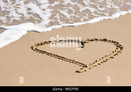 Liebe Herz an einem Strand in den Sand gezeichnet Stockfoto