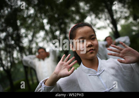 Ein 12-jähriges blindes Mädchen, Front, und andere blinde Studenten Praxis Taichi in Peking, China, 20. August 2013. Wan-Zhouying, einem berühmten Tai Chi Master in Stockfoto