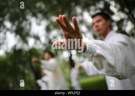 Chinesische blinde Studenten Praxis Taichi in Peking, China, 20. August 2013. Wan-Zhouying, einem berühmten Tai Chi Master in China zu lehren begann blind Peop Stockfoto