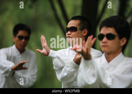 Chinesische blinde Studenten Praxis Taichi in Peking, China, 20. August 2013. Wan-Zhouying, einem berühmten Tai Chi Master in China zu lehren begann blind Peop Stockfoto