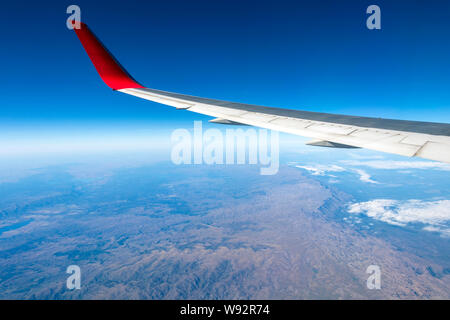 Flugzeug Flügel oben Bergkette der Anden, Luftaufnahme von Andes aus dem Flugzeug Fenster Stockfoto