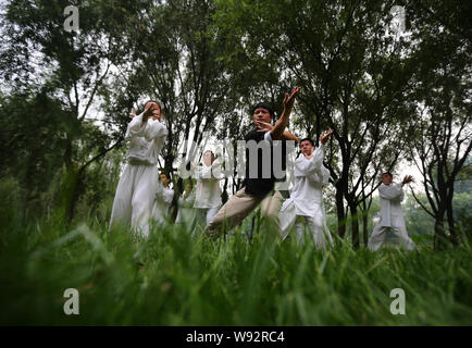 Chinesische Tai Chi Master Wan Zhouying, Mitte, lenkt seine blinde Schüler Tai Chi in Peking, China, 20. August 2013. Wan-Zhouying, einem berühmten Stockfoto