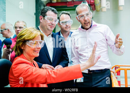 Ludwigshafen, Deutschland. 12 Aug, 2019. Malu Dreyer (l, SPD), Ministerpräsident von Rheinland-Pfalz, Hubertus Heil (M), Bundesminister für Arbeit und Soziales, stehen in einem Workshop für Auszubildende des Chemiekonzerns BASF. Der Sekretär der Arbeit ist auf einer Sommerreise. Foto: Uwe Anspach/dpa/Alamy leben Nachrichten Stockfoto