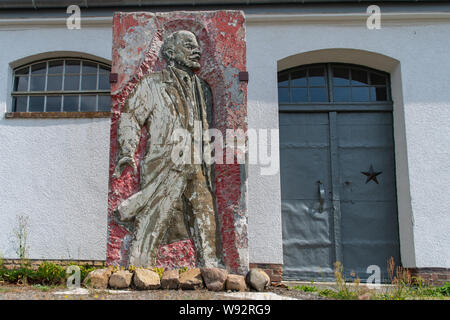 Zossen, Deutschland. 06 Aug, 2019. Ein Lenin Relief aus dem ehemaligen sowjetischen Garnison Vogelsang (Landkreis Oberhavel) steht an der Garnison Museum in Wünsdorf. Der Bunker Stadt Wünsdorf, etwa 40 Kilometer von Berlin entfernt, ist einer der wichtigsten Standorte in der Geschichte des nationalsozialistischen Deutschland. Credit: Monika Skolimowska/dpa-Zentralbild/ZB/dpa/Alamy leben Nachrichten Stockfoto