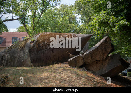 Zossen, Deutschland. 06 Aug, 2019. Die Ruinen eines hohen Bunker der Winkel Art sind in der heutigen Wünsdorf-Waldstadt Wohngebiet. Der Bunker Stadt Wünsdorf, etwa 40 Kilometer von Berlin entfernt, ist einer der wichtigsten Standorte in der Geschichte des nationalsozialistischen Deutschland. Credit: Monika Skolimowska/dpa-Zentralbild/ZB/dpa/Alamy leben Nachrichten Stockfoto