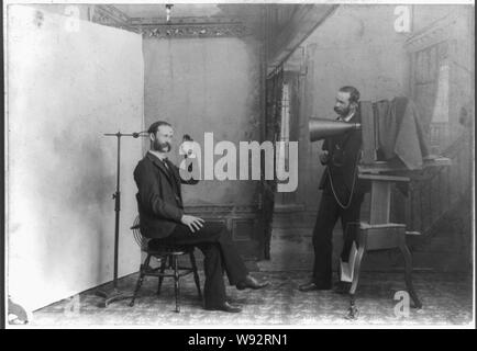 Ein Fotograf zu sein scheint, sich selbst fotografieren in einem Fotostudio/Wheeler, Berlin, Wis Stockfoto