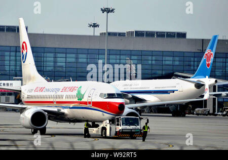 ---- Düsenflugzeuge von China Eastern Airlines, China Southern Airlines sind im Internationalen Flughafen Shanghai Hongqiao in Shanghai, China, 7. Stockfoto