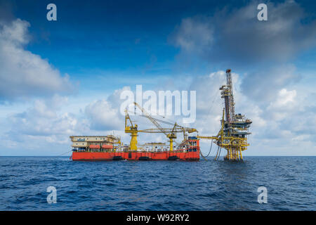 Offshore Öl- und Gas- Produktion und Exploration, Ausschreibung rig Arbeit über Remote Plattform zur Fertigstellung Gase und Erdölquellen, Bohren Service aufschalten. Stockfoto