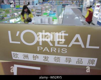 ---- LOreal Kosmetik und Hautpflege Produkte sind für den Verkauf in einem Supermarkt in Nantong City, East China Jiangsu Provinz, 29. Februar 2012. LOreal Stockfoto