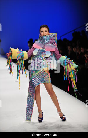 Ein Modell zeigt eine neue Schöpfung während der Beijing 2013 chinesische Studenten Fashion Week in Peking, China, 25. April 2013. Stockfoto