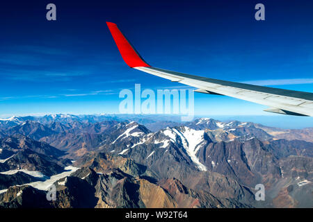 Flugzeug Flügel oben Bergkette der Anden, Luftaufnahme von Andes aus dem Flugzeug Fenster Stockfoto