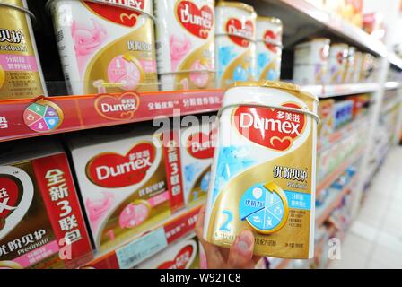 ---- Ein Kunde Geschäfte für Dumex Babynahrung von Danone in einem Supermarkt in Shanghai, China, 5. August 2013. Danones Advanced Medical Nutrition u Stockfoto