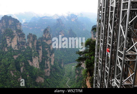 Französische Kletterer Jean-Michel Casanova klettert den Bailong Lift, auch als die hundert Drachen Aufzug, in Niagara-on-the-Lake Scenic Spot in zentralen Chi bekannt Stockfoto