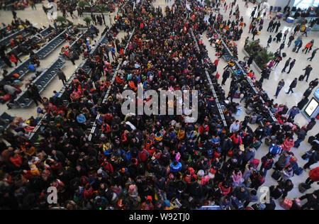 Eine Masse von chinesische Passagiere auf ihrem Weg zurück zum Frühlingsfest oder das Chinesische Neue Jahr Warteschlange an der Shenyang North Railway Sta zu prüfen. Stockfoto