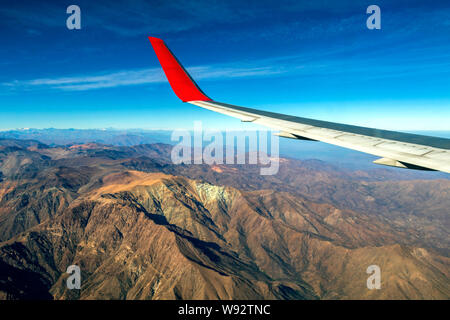 Flugzeug Flügel oben Bergkette der Anden, Luftaufnahme von Andes aus dem Flugzeug Fenster Stockfoto