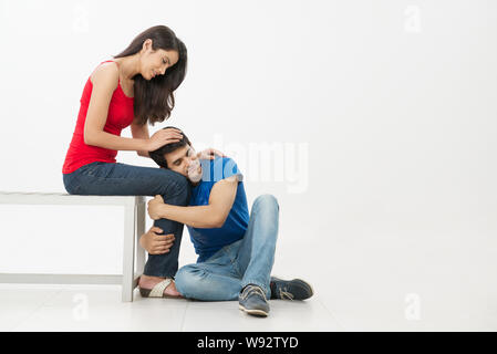 Junger Mann Kopf auf junge Frau Schoß ruhen Stockfoto