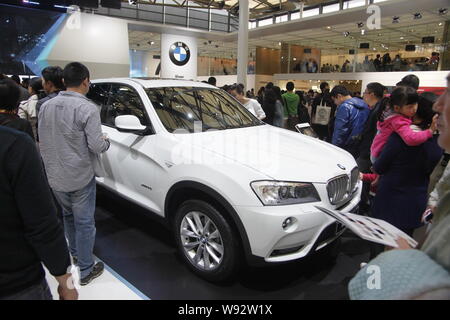---- Leute besuchen Sie den Stand von BMW im 15 Shanghai Internationalen Automobil- Ausstellung, bekannt als Auto Shanghai 2013, in Shanghai. Stockfoto