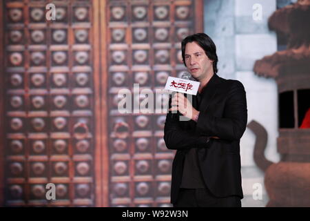 Kanadische Schauspieler und Regisseur Keanu Reeves spricht bei einer Pressekonferenz zur Premiere des Films, einem Mann von Taichi, während des 16. Shanghai Internati Stockfoto