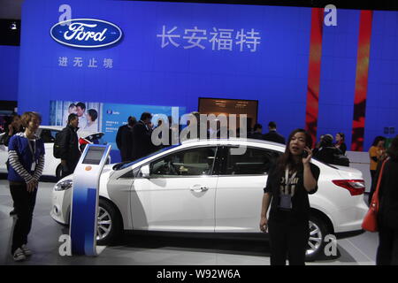 ---- Leute besuchen Sie den Stand von Ford während der 15. Internationalen Automobil- Ausstellung in Shanghai, bekannt als Auto Shanghai 2013 in Shanghai Stockfoto