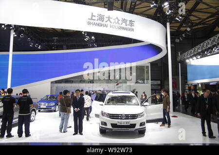 ---- Menschen besuchen den Stand der Shanghai-volkswagen während des 15 Shanghai Internationalen Automobil- Ausstellung, die Auto Shanghai 20 bekannt Stockfoto