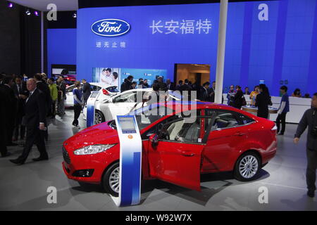 ---- Leute besuchen Sie den Stand von Ford während der 15. Internationalen Automobil- Ausstellung in Shanghai, bekannt als Auto Shanghai 2013 in Shanghai Stockfoto
