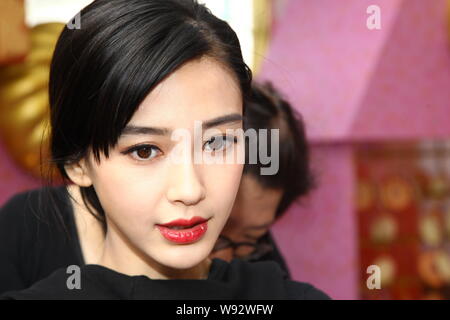Hong Kong Model und Schauspielerin Angelababy Posen zu einem Frühlingsfest Aktivität in Hongkong, China, 31. Januar 2013. Stockfoto
