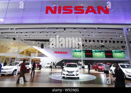 ---- Besucher Blick auf Nissan Autos während des 10 China (Guangzhou) Internationale Automobil Ausstellung, da die Automatische Guangzhou 2012 bekannt, in Guangzhou Stockfoto